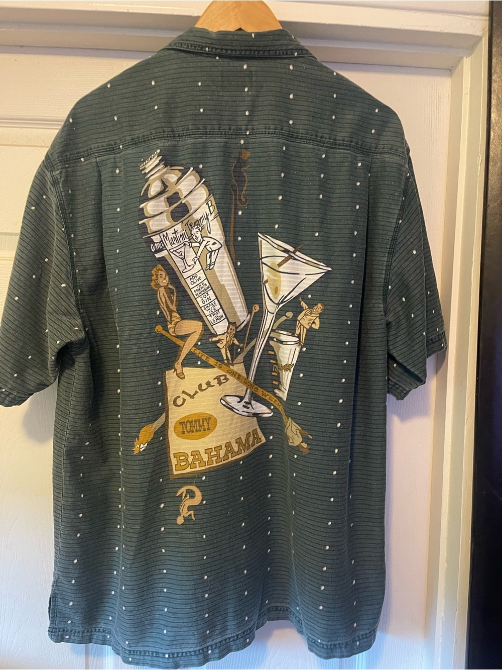 Bobby Jones green collared short sleeve shirt w party theme on back